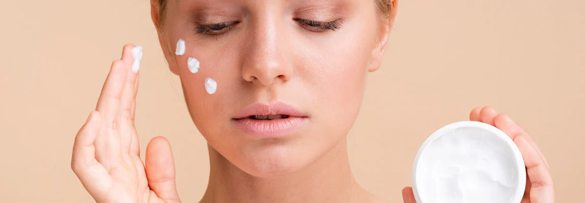 Application de crème hydratante peaux mixtes sur la zone T et les joues pour un teint équilibré